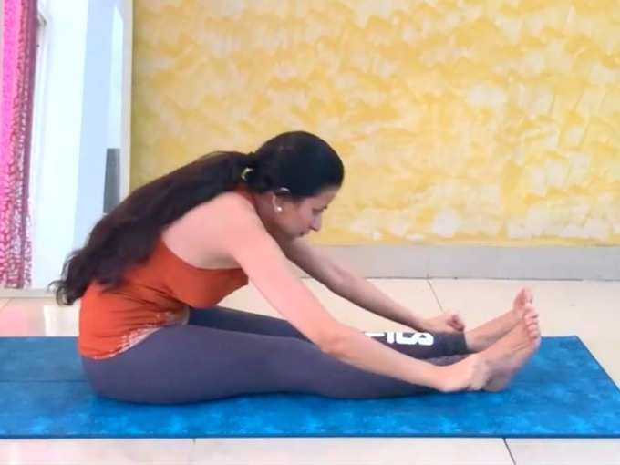 ​नौका संचालनासन (Rowing The Boat Pose):