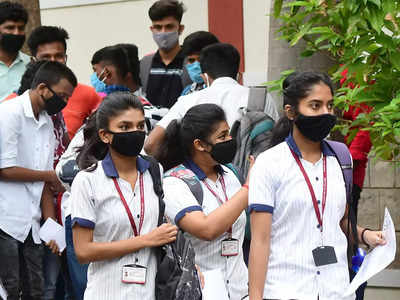 दिल्ली में स्कूल बंद पर एनसीआर में खुले, कोरोना संक्रमित हुए स्टूडेंट्स तो कौन होगा जिम्मेदार?