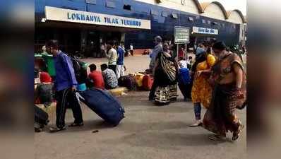 Maharashtra Lockdown news: लॉकडाउन की आशंका के बीच मुंबई में बाजार और रेलवे स्टेशन पर अचानक से बढ़ गई भीड़