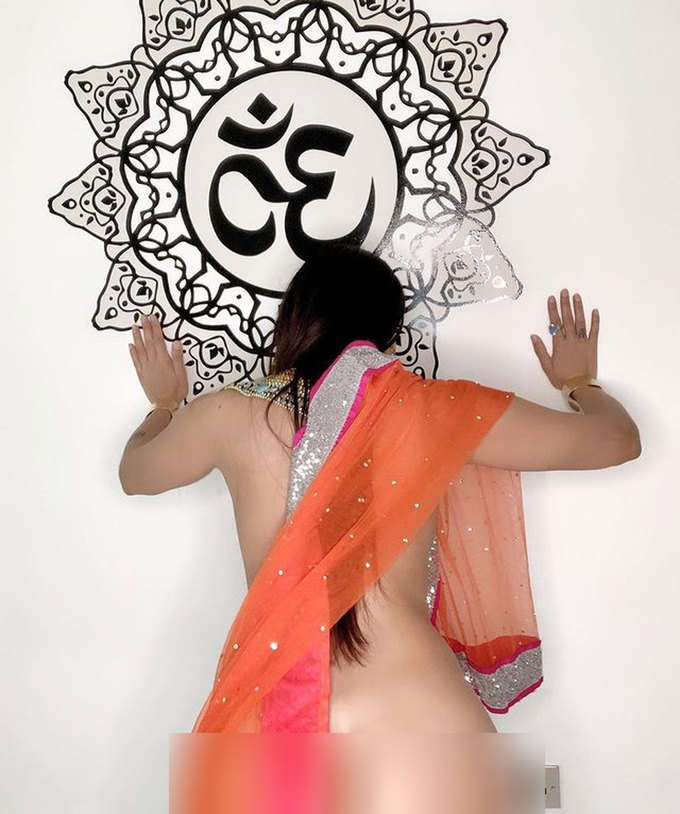 हिंदू प्रतीकों के साथ शेयर की थीं न्यूड तस्वीरें