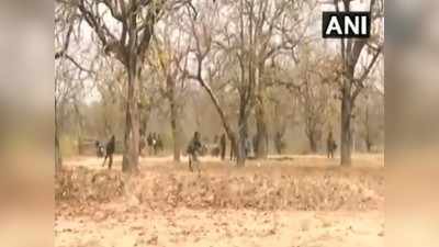 Sukma Naxal Attack: पेड़ की छांव में बैठे खाना खा रहे थे सुरक्षाबल के जवान, अचानक शुरू हो गई गोलीबारी