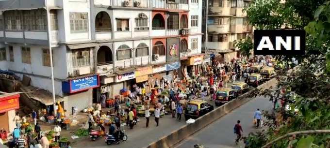 महाराष्ट्र में कल कोरोना ने पिछले सारे रेकॉर्ड तोड़ दिए बावजूद इसके लोग पूरी तरह से बेपरवाह हैं। मुंबई के दादर सब्जी मार्केट में आज सुबह भी लोगों की भीड़ दिखाई पड़ी।