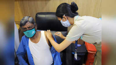 Vaccination in Delhi: कोरोना की तेज रफ्तार के साथ वैक्सीन लगवाने उमड़े लोग