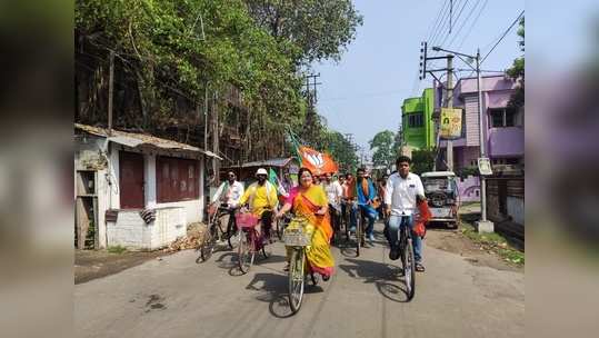 সাইকেল চালাচ্ছেন লকেট, প্রচারে চমক BJP প্রার্থীর 