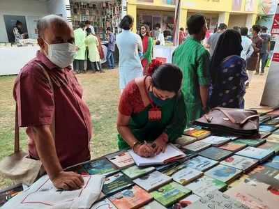 লকডাউন ঘোষণার পরও বাংলাদেশে চলছে বইমেলা