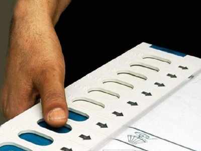 ভোটের আগের রাতেই TMC নেতার বাড়িতে মিলল EVM, VVPAT!