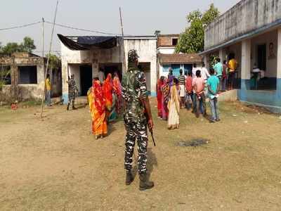 মগরাহাটে দুই প্রার্থীর মধ্যে হাতাহাতি, ISF কর্মীকে বুথে ঢুকতে বাধা