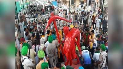 Kisan Andolan: एक किसान के हाथ में हल और कंधे पर लदा घायल किसान...क्या संदेश दे रही है ये मूर्ति