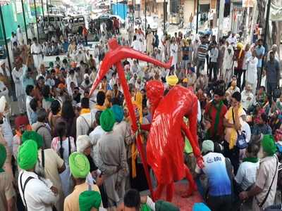 Kisan Andolan: एक किसान के हाथ में हल और कंधे पर लदा घायल किसान...क्या संदेश दे रही है ये मूर्ति