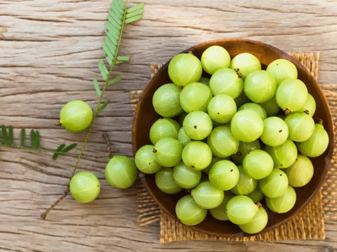 सफेद होते और झड़ते बालों को रोके आंवला