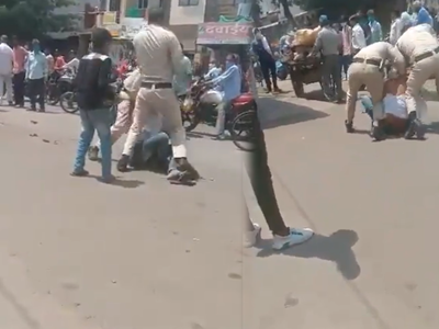 മാസ്ക് ശരിയായി ധരിച്ചില്ല; യുവാവിനെ തല്ലിച്ചതച്ച് പോലീസുകാർ