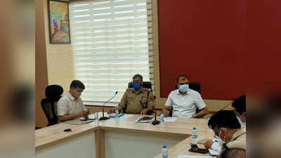 Lucknow News: संक्रमित होने पर लगेंगे 25 से 50 मीटर को कवर करते हुए बैरिकेडिंग, जिलाधिकारी ने बैठक कर दिए निर्देश