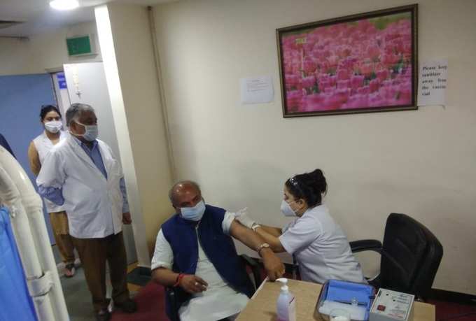 केंद्रीय कृषि मंत्री नरेंद्र सिंह तोमर ने RML अस्पताल, दिल्ली में कोरोना वैक्सीन की दूसरी डोज लगवाई।
