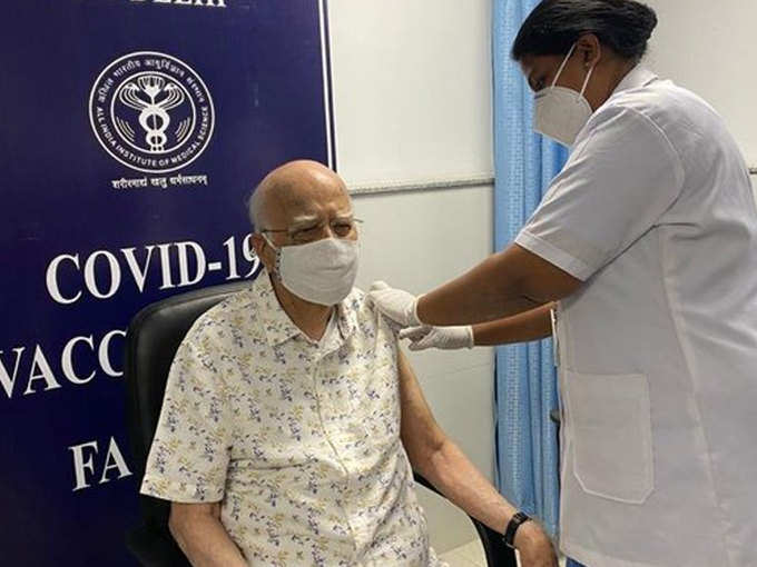 दिल्ली: BJP के वरिष्ठ नेता लालकृष्ण आडवाणी ने कोवैक्सीन की दूसरी डोज़ लगवाई। लालकृष्ण आडवाणी ने 9 मार्च को पहली डोज ली थी।