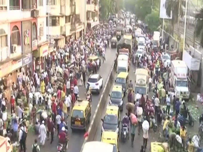महाराष्ट्र में कहर मचा रहा कोरोना, लेकिन नहीं मान रहे लोग, दादर मार्केट आज फिर जुटी भीड़