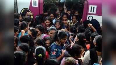 मुंबई से रोजाना एक लाख लोगों का हो रहा है पलायन, उत्तर भारत के लिए चल रही हैं 50 से ज्यादा ट्रेनें