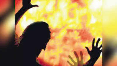 मुंबई में फिल्ममेकर की पत्नी ने बेटी सहित खुद को जिंदा जलाया