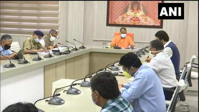 लखनऊ: उत्तर प्रदेश के मुख्यमंत्री योगी आदित्यनाथ ने कोरोना की स्थिति पर टीम-11 के अधिकारियों के साथ बैठक की।
