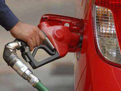 Petrol Diesel Price: कच्चे तेल बाजार में नरमी का रुख, अपने यहां नहीं हुआ बदलाव