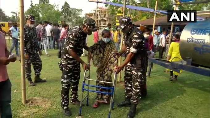 पश्चिम बंगाल के अलीपुरद्वार में मतदान करने आईं एक बुजुर्ग महिला की मदद करते सुरक्षा बल के जवान। पश्चिम बंगाल में आज विधानसभा चुनाव के चौथे चरण में 44 सीटों पर मतदान हो रहे हैं।