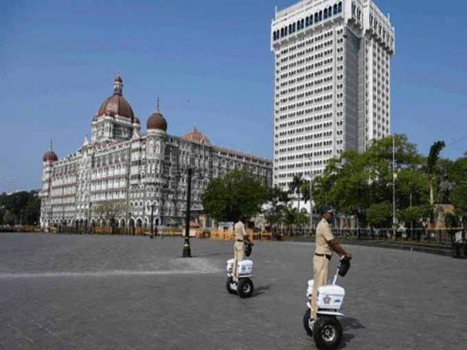 मुंबई में लॉकडाउन, सड़कों पर नजर आई सिर्फ पुलिस