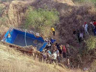 ക്ഷേത്രദര്‍ശനത്തിനുള്ള യാത്ര കലാശിച്ചത് ദുരന്തത്തിൽ; യുപിയിൽ ലോറി മറിഞ്ഞ് 12 മരണം