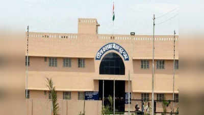 Noida News: नोएडा की लुक्सर जेल में परिजनों से यूं गुफ्तगू कर रहे थे कैदी, महिला होमगार्ड की अंडरगारमेंट से मोबाइल और चार्जर मिला