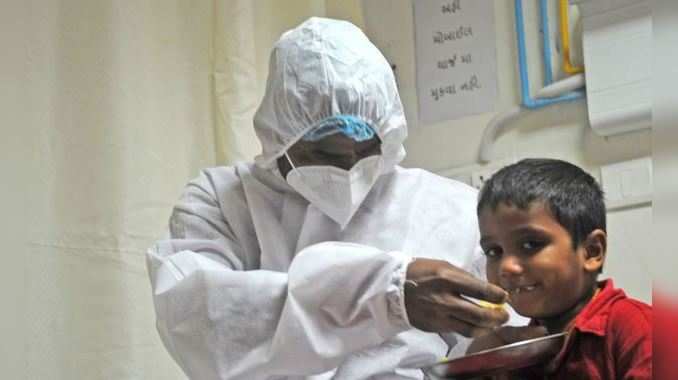અમદાવાદ સિવિલમાં PPE કિટ પહેરીને કોવિડ પોઝિટિવ દીકરાને જમાડતા પિતા 
