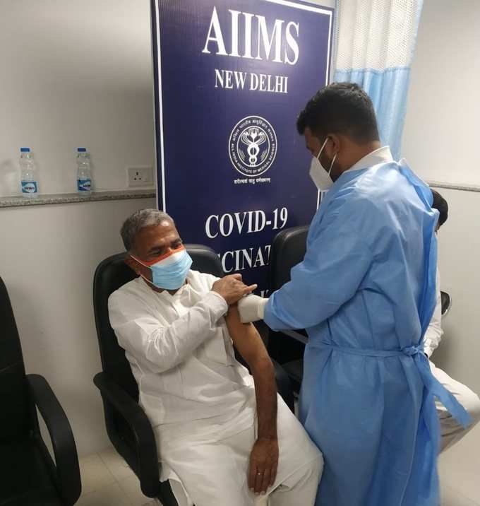 राज्‍यसभा के डेप्‍युटी चेयरमैन हरिवंश ने AIIMS में कोविड-19 वैक्‍सीन की दूसरी डोज लगवाई। उन्‍हें 11 मार्च को पहली डोज दी गई थी।