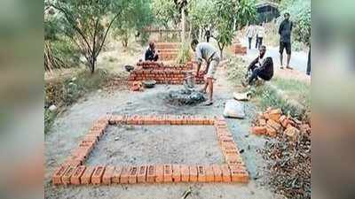 Maharashtra News: मौत के बाद भी सुकून नहीं... बुलढाणा में लाशों को कब्र से निकालकर नोचते आवारा कुत्ते