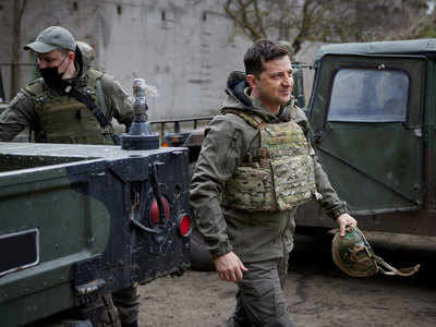 रूस से जंग की धमकी, सेना की वर्दी पहनकर सीमा पर पहुंचे यूक्रेन के राष्‍ट्रपति