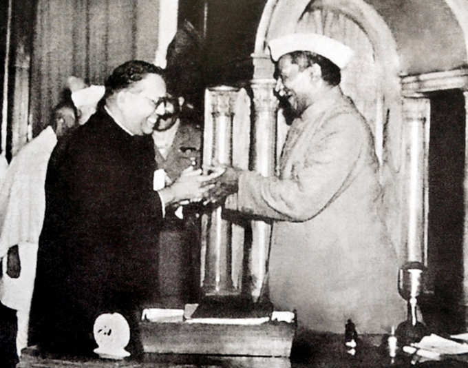 Dr._Babasaheb_Ambedkar,_chairman_of_the_Drafting_Committee,_presenting_the_final_draft_of_the_Indian_Constitution_to_Dr._Rajendra_Prasad_on_25_November,_1949