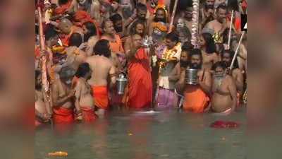 Haridwar Kumbh: अभी भी नहीं लिया सबक, शाही स्नान में कोविड-19 नियमों को भूल साधु-संतों ने लगाई डुबकी, आज 6 लाख के जुटने का अनुमान