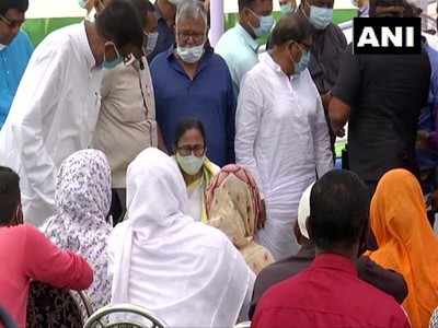 Mamata Banerjee Cooch Behar: कूचबिहार में फायरिंग में मारे गए लोगों के परिजनों से मिलीं ममता बनर्जी, 5 शहीद बेदी बनाने का किया ऐलान
