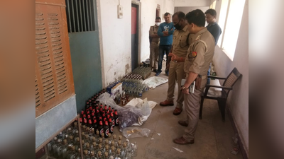 Sonbhadra News : ब्रांडेड बोतलों में मिक्स की जा रही थी नकली शराब, पुलिस ने रंगे हाथ दबोचा