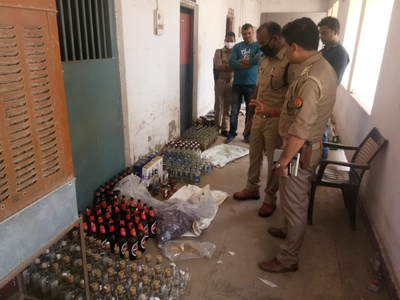 Sonbhadra News : ब्रांडेड बोतलों में मिक्स की जा रही थी नकली शराब, पुलिस ने रंगे हाथ दबोचा