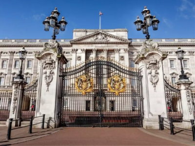 Man with axe arrested near Buckingham Palace :लंदन में बकिंघम पैलेस के पास कुल्हाड़ी लेकर घूम रहा व्यक्ति गिरफ्तार