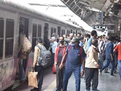 Lockdown: नव्या निर्बंधांमुळं मुंबईतील लोकल प्रवासाचा प्रश्न चिघळणार?