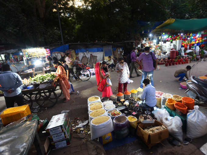 वीकली बाजार: चिपक-चिपककर लगी दुकानें, लोगों के मास्क नीचे