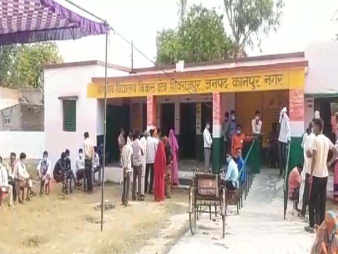 कानपुर के बिकरू गांव में हो रही है वोटिंग। विकास दुबे की मौत के बाद 25 साल बाद बिना डरे हो रहा है मतदान।