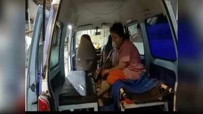 Mumbai Corona News: मुंबई में बेड की किल्लत, एम्बुलेंस में महिला को लगा ऑक्सीजन सिलिंडर