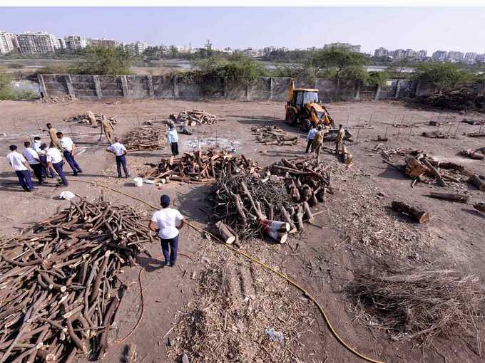 गुजरात के सूरत में शवों का तांता