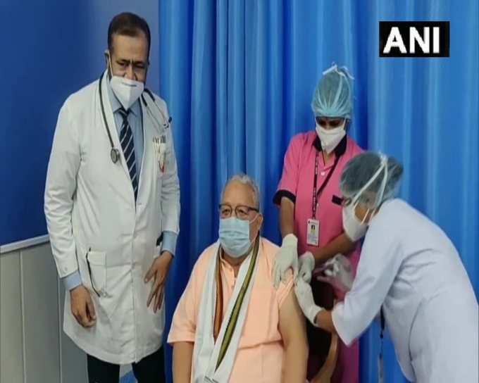 राजस्थान के राज्यपाल कलराज मिश्र ने सवाई मान सिंह अस्पताल में कोरोना वायरस वैक्सीन की दूसरी डोज़ लगवाई।