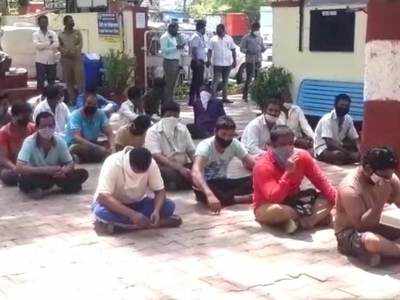 Solapur news: संचारबंदीत दुचाकीस्वारांची वरात पोलीस ठाण्याच्या दारात