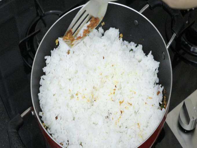 पेस्टमध्ये शिजवलेला भात घाला व सर्व सामग्री चांगली मिक्स करा