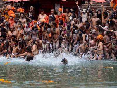 Kumbh 2021: हरिद्वार मेले में अब तक 2500 से ज्यादा कोरोना संक्रमित, निरंजनी अखाड़े ने की कुंभ समाप्ति की घोषणा