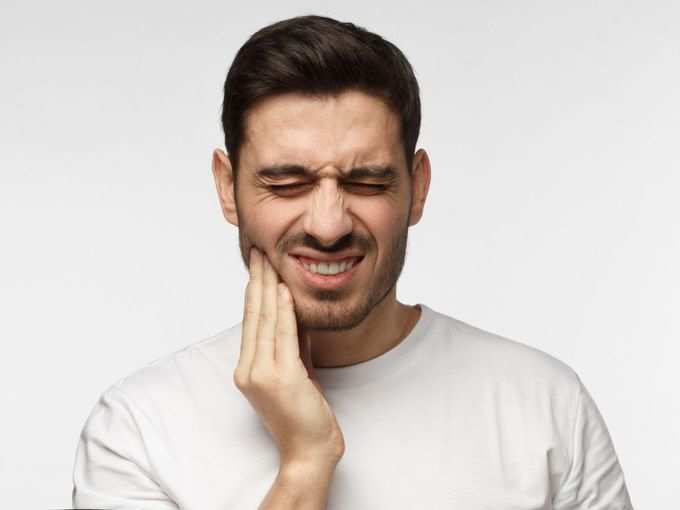 ​4. दांतों के दर्द और खराश में राहत