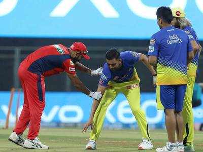 CSK vs PBKS: मैच से पहले दीपक चाहर ने छुए शमी के पैर, तस्वीर वायरल