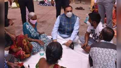 જામનગર પહોંચેલા રૂપાણીએ જમીન પર બેસી દર્દીઓના સગા સાથે વાતચીત કરી