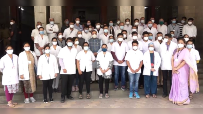 કોરોના: CM રુપાણીએ જામનગર હોસ્પિટલની મુલાકાત લઈ મેડિકલ સ્ટાફની કામગીરીને બિરદાવી 